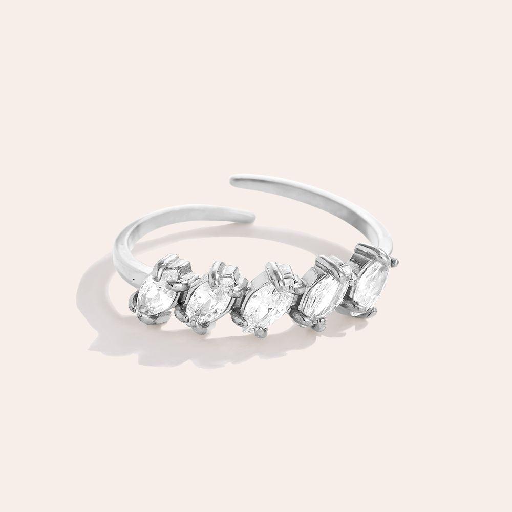 Oval diamond ring